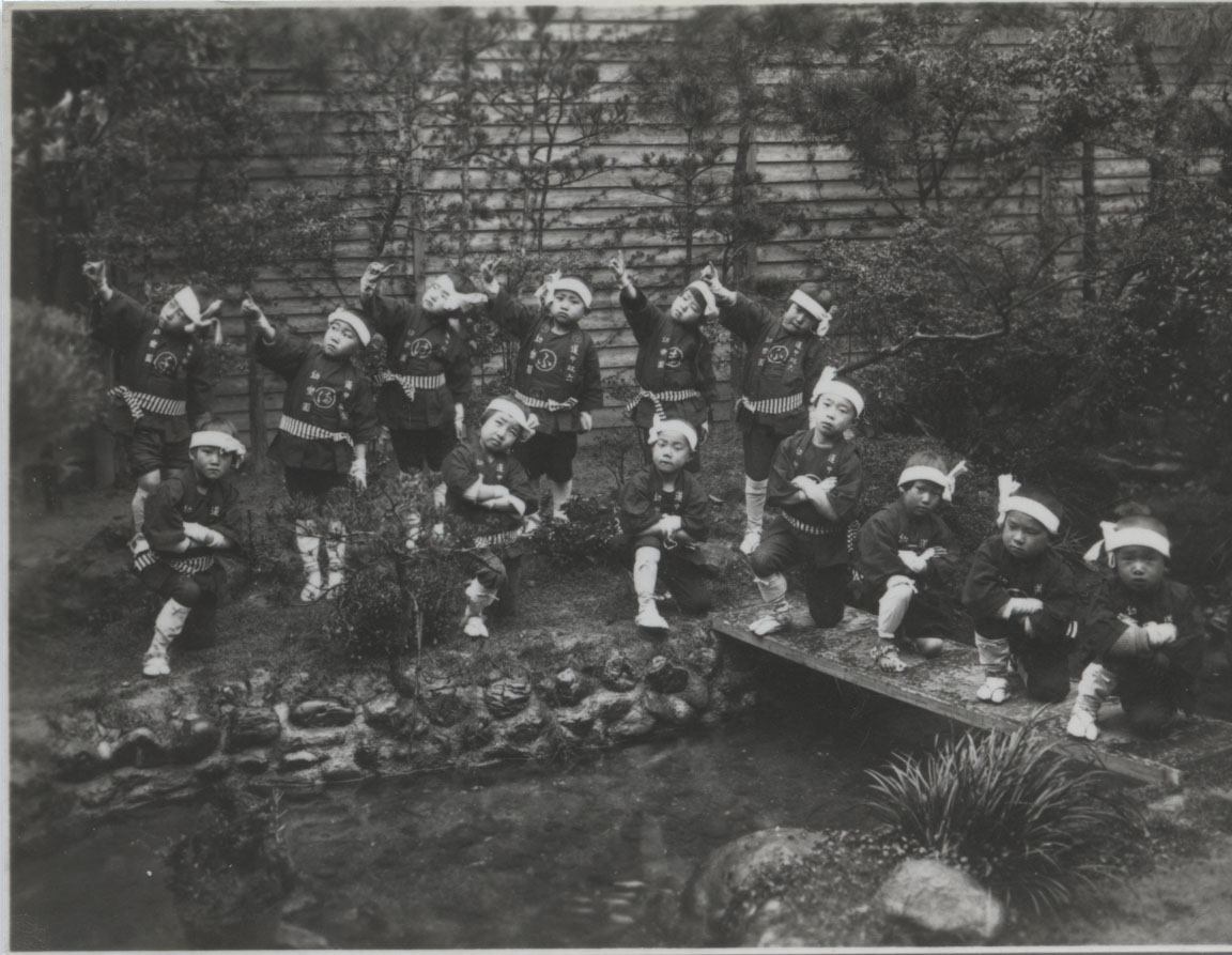 Yoshio Iwanaga’s Japanese students posing for performance of “Dochu Sugoroku” 1920s<br />
